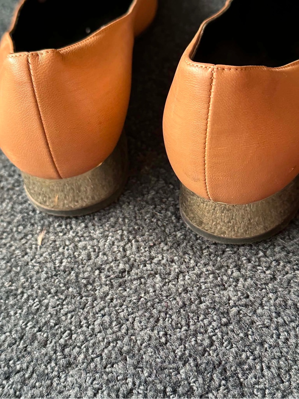 Gucci Women's Tan Leather Loafers with Signature Logo - Picture 6 of 11